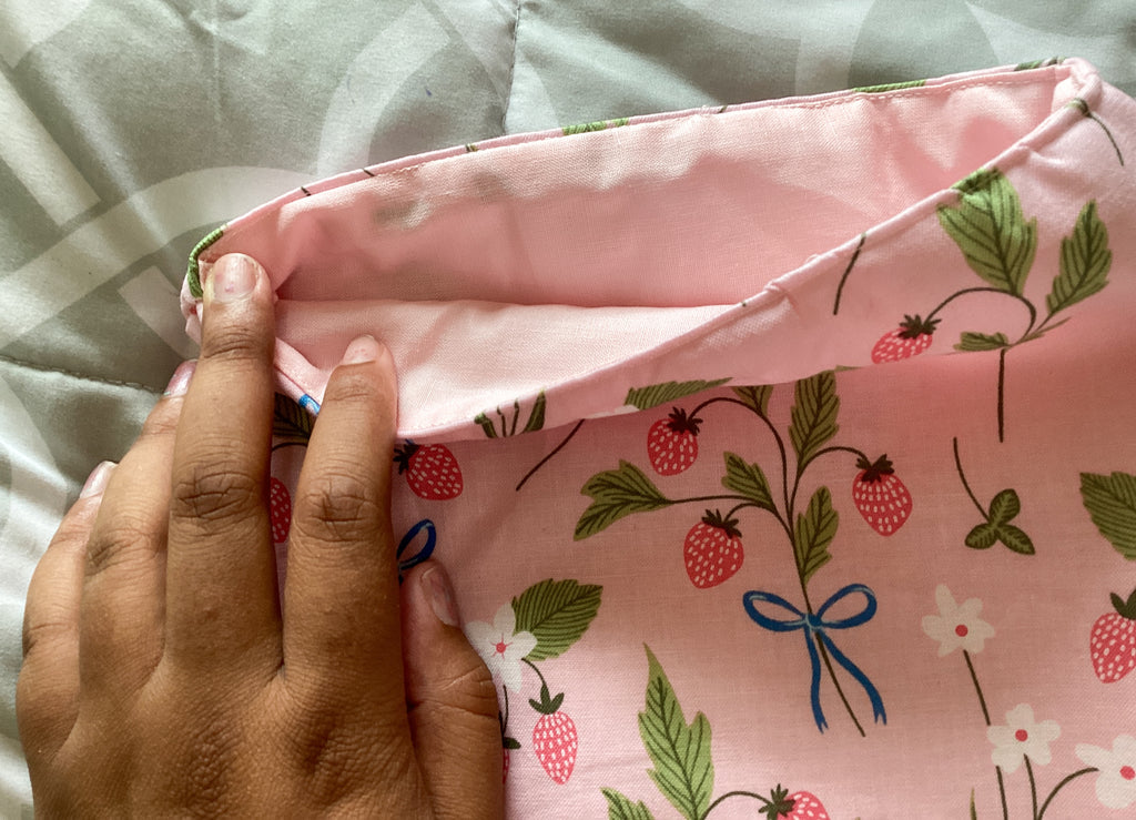 Bows and Berries Book/E-Reader Sleeve
